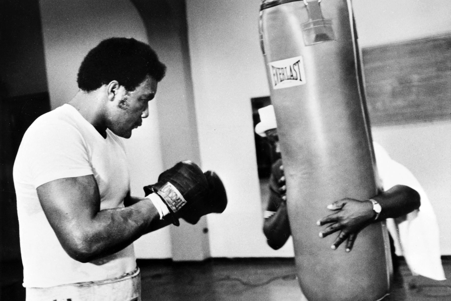El boxeador estadounidense de peso pesado George Foreman  es visto en enero de 1973 durante una sesión de entrenamiento de preparación para su combate contra Joe Frazier en Kingston.
Foto: AFP