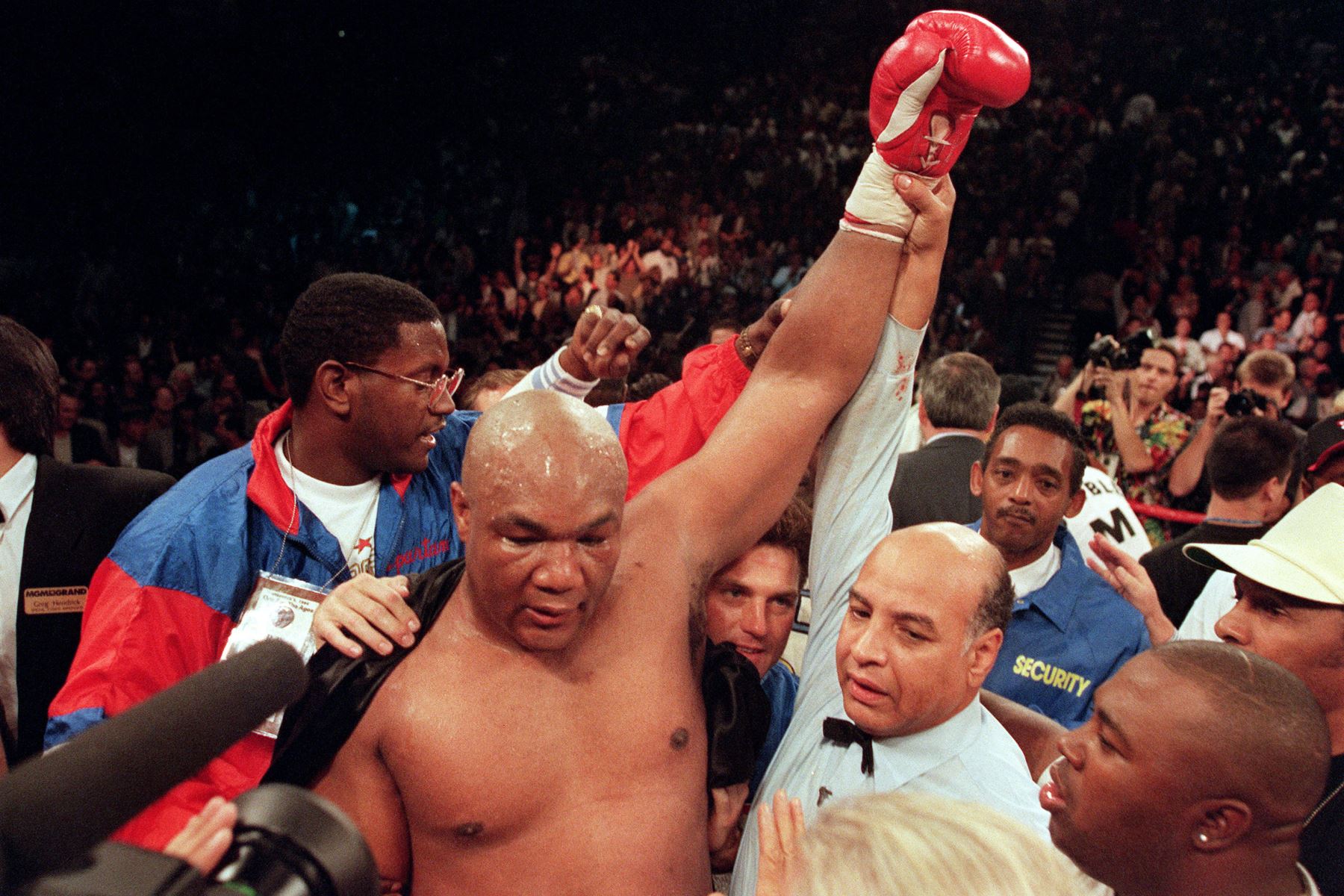 l árbitro Joe Cortez  levanta el brazo de George Foreman en señal de victoria tras noquear a Michael Moorer en el décimo asalto de su pelea programada a 12 asaltos por el título de peso pesado de la FIB/AMB, el 5 de noviembre de 1994 en Las Vegas, Nevada.
Foto: AFP