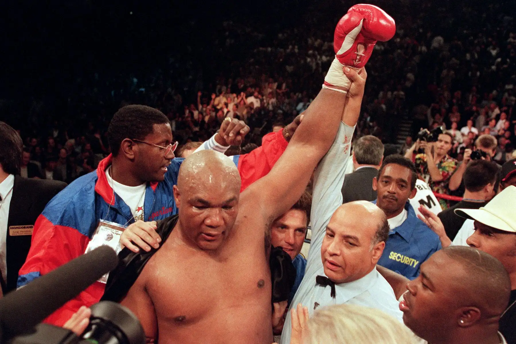 l árbitro Joe Cortez  levanta el brazo de George Foreman en señal de victoria tras noquear a Michael Moorer en el décimo asalto de su pelea programada a 12 asaltos por el título de peso pesado de la FIB/AMB, el 5 de noviembre de 1994 en Las Vegas, Nevada.
Foto: AFP