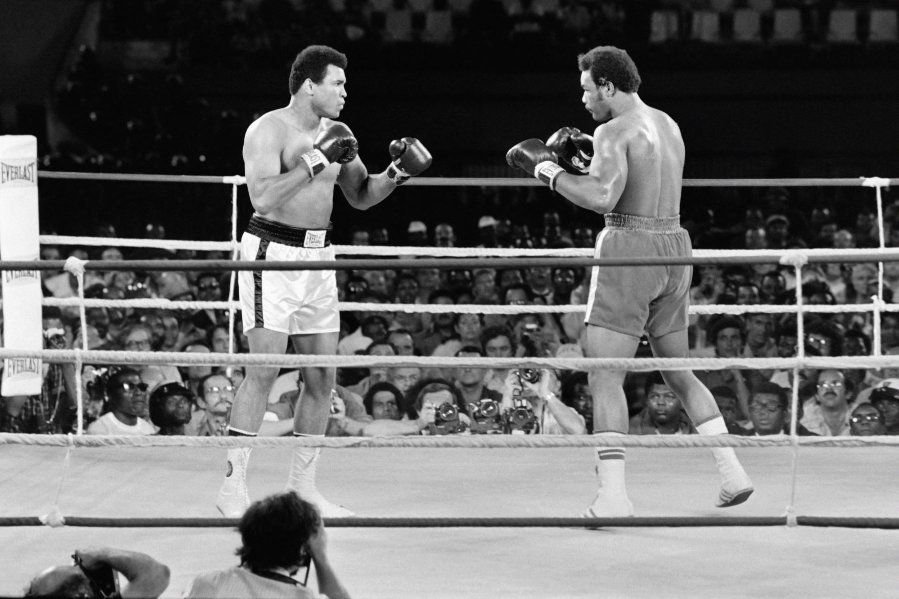 Los campeones estadounidenses de boxeo de peso pesado, Muhammad Ali y George Foreman, pelearon en Kinshasa el 30 de octubre de 1974. El excampeón de boxeo de peso pesado George Foreman, quien libró una batalla icónica con Muhammad Ali antes de recuperar el título dos décadas después, falleció el 21 de marzo a los 76 años, anunció su familia en un comunicado.
Foto: AFP