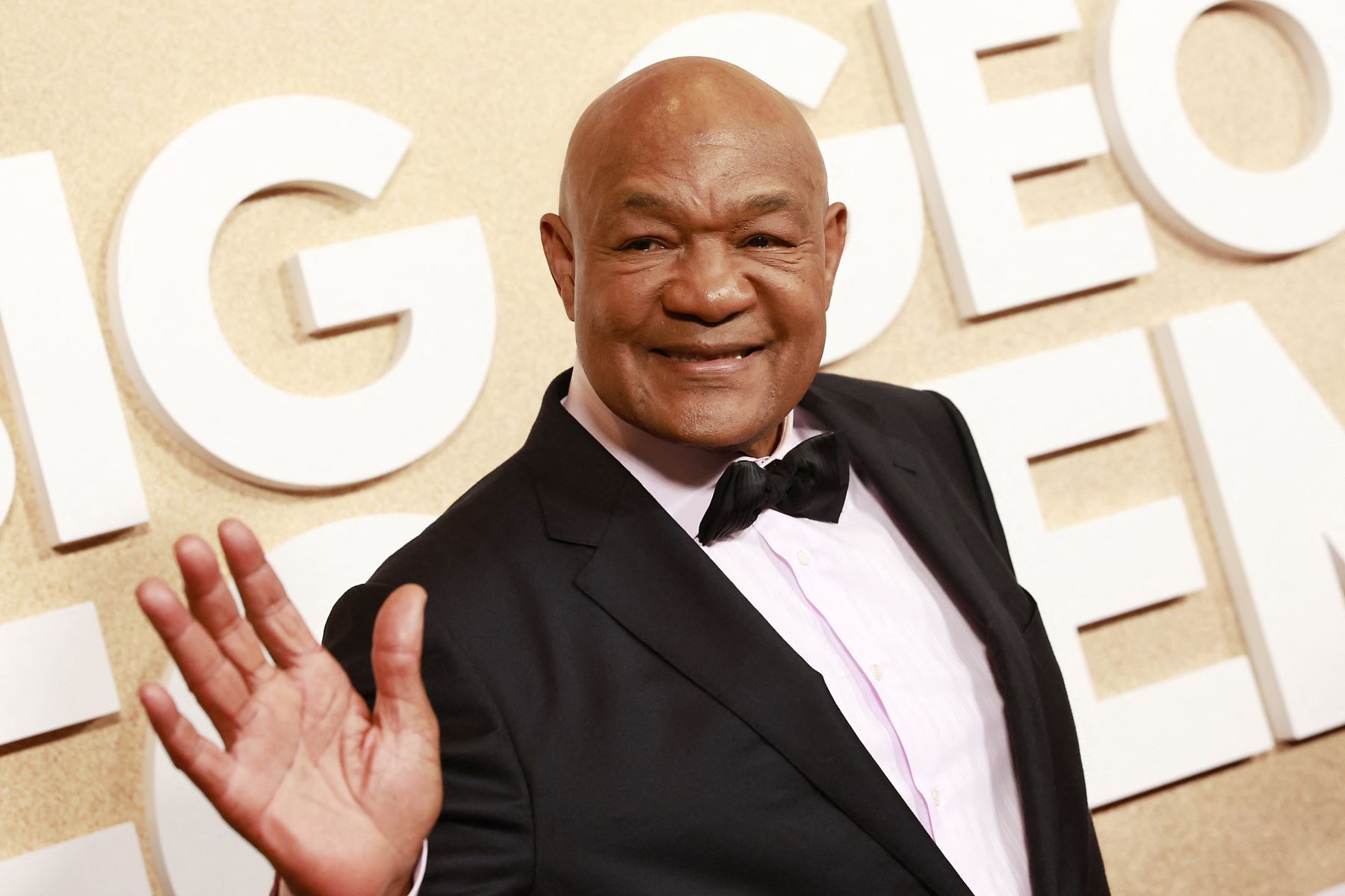 El boxeador profesional retirado George Foreman llega al estreno mundial de "Big George Foreman: La milagrosa historia del que fuera y será campeón mundial de peso pesado", en el Regal LA Live de Los Ángeles, California, el 26 de abril de 2023.
Foto: AFP
