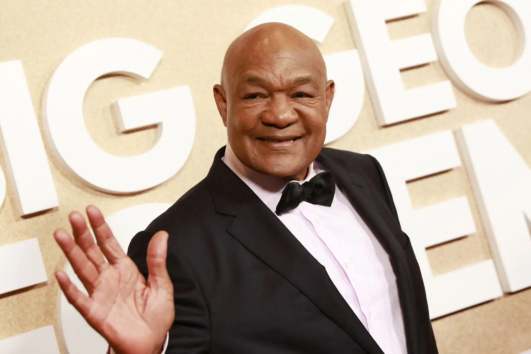 El boxeador profesional retirado George Foreman llega al estreno mundial de "Big George Foreman: La milagrosa historia del que fuera y será campeón mundial de peso pesado", en el Regal LA Live de Los Ángeles, California, el 26 de abril de 2023.
Foto: AFP