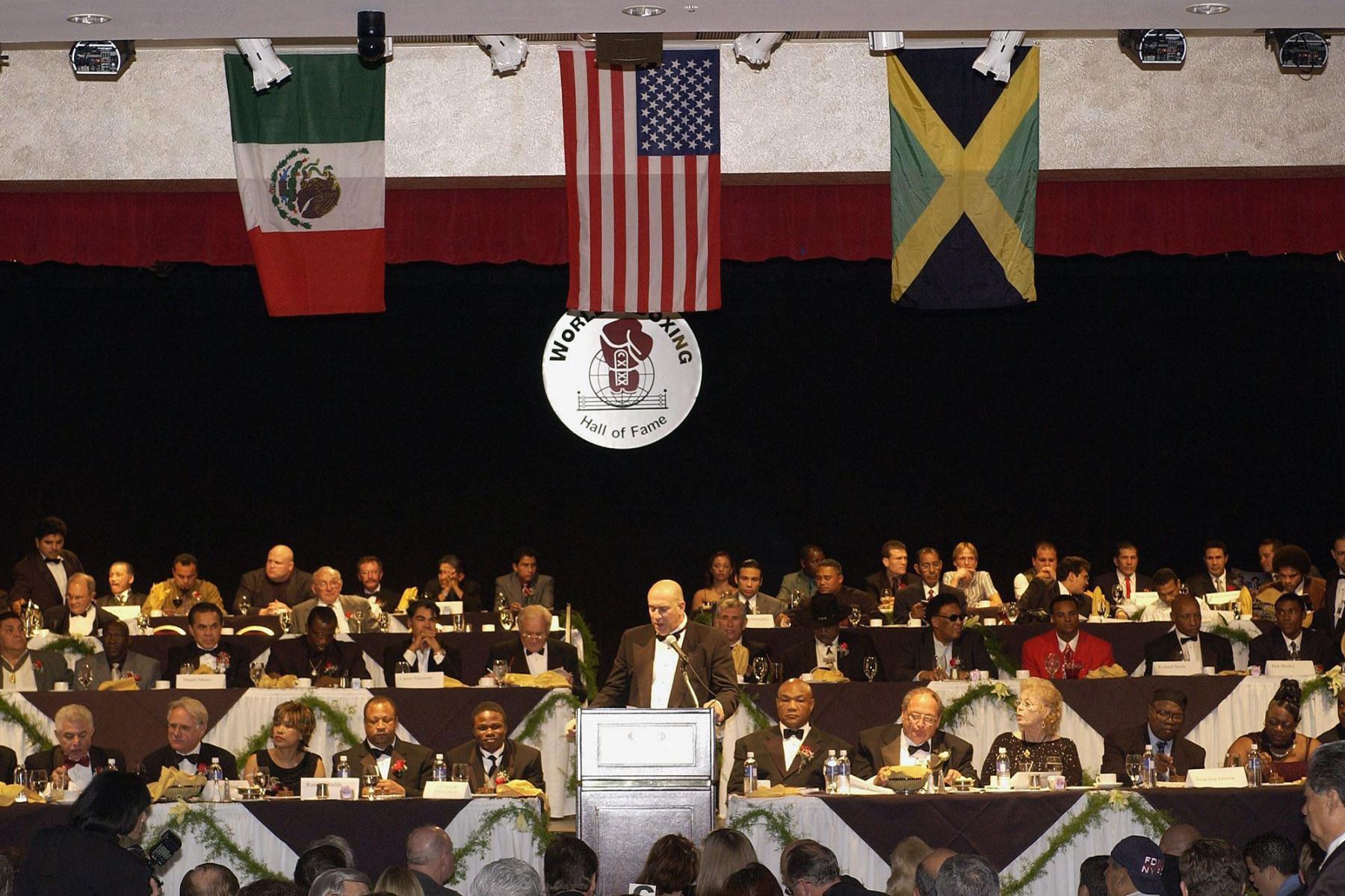Un estrado repleto de grandes figuras del boxeo fue presentado por el maestro de ceremonias Rich Marotta en el 23.º Banquete Anual de Campeones del Salón de la Fama del Boxeo Mundial, celebrado el 19 de octubre de 2002 en el Crowne Plaza Commerce Casino Hotel en Commerce, California. Entre otros, el excampeón de peso pesado George Foreman fue incluido en el Salón de la Fama, y ​​el campeón de peso wélter Vernon Forrest recibió el Premio al Peleador del Año.
Foto: AFP
