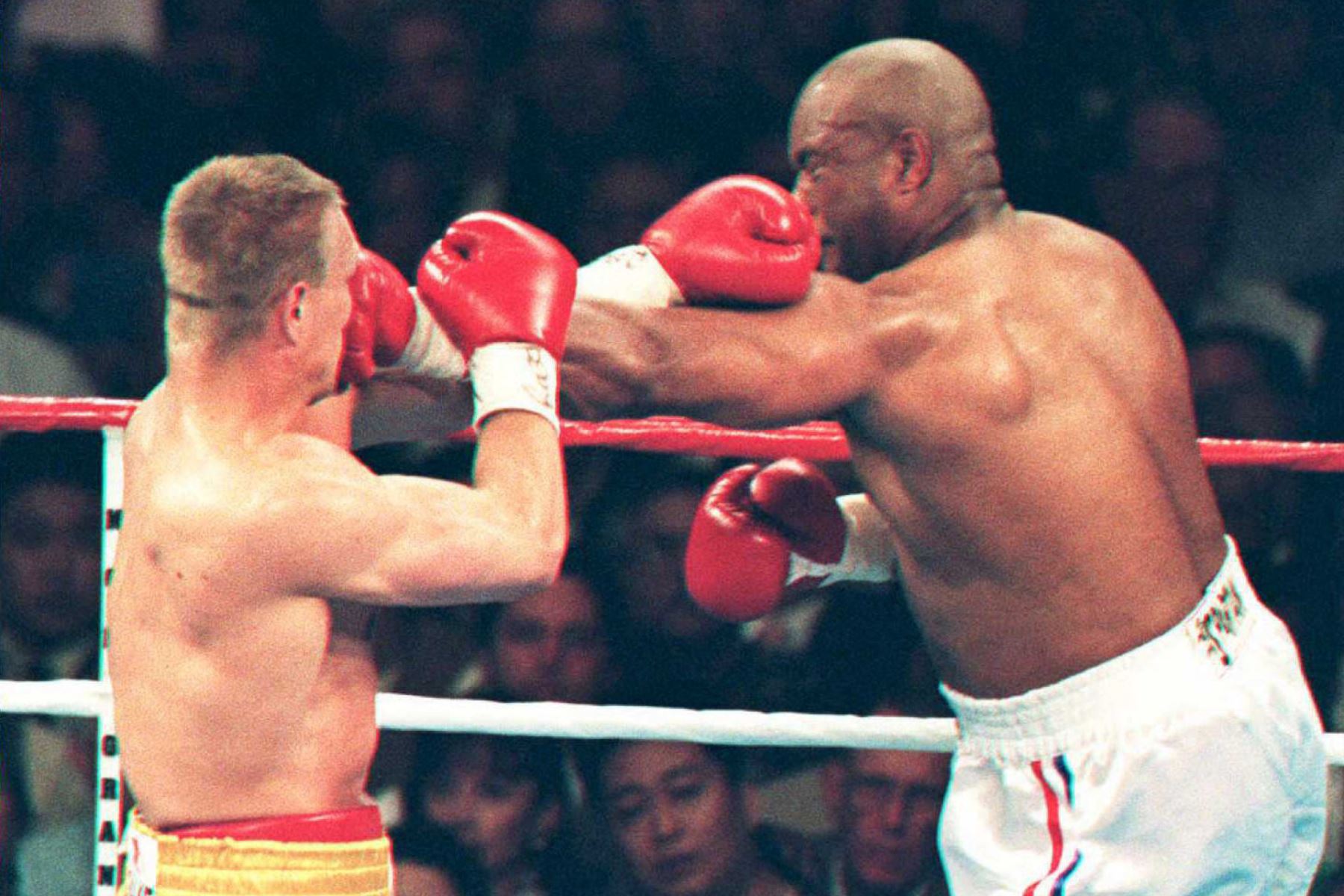 El campeón de peso pesado de la FIB, George Foreman, de EE. UU.  y Axel Schulz, de Alemania , intercambiaron golpes en el segundo asalto de su pelea por el título el 22 de abril en Las Vegas. Foreman retuvo su título por decisión unánime en 12 asaltos.
Foto: AFP