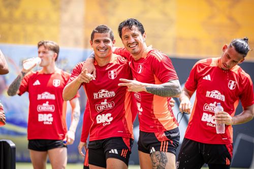 La selección peruana continua su entrenamiento en la Videna, preparándose para el crucial partido contra Venezuela por la fecha 14 de las Eliminatorias al Mundial 2026. En la imagen, el jugador Aldo Corzo y Gianluca Lapadula.Foto: ANDINA/FPF