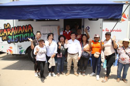 Ministro Eduardo Arana, junto con la congresista Auristela Obando, lideró jornada de trabajo con defensores públicos, conciliadores extrajudiciales y equipo multidisciplinario en materia registral. Foto: Ministerio de Justicia