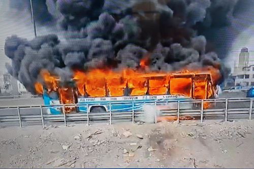 Fuego consumió completamente el bus. Hasta el momento hay cinco unidades del Cuerpo General de Bomberos Voluntarios atendiendo la emergencia. Foto: ANDINA/Difusión