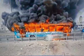 Fuego consumió completamente el bus. Hasta el momento hay cinco unidades del Cuerpo General de Bomberos Voluntarios atendiendo la emergencia. Foto: ANDINA/Difusión