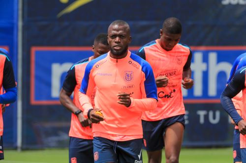 Enner Valencia entrena junto a la selección Ecuatoriana. Foto: EFE