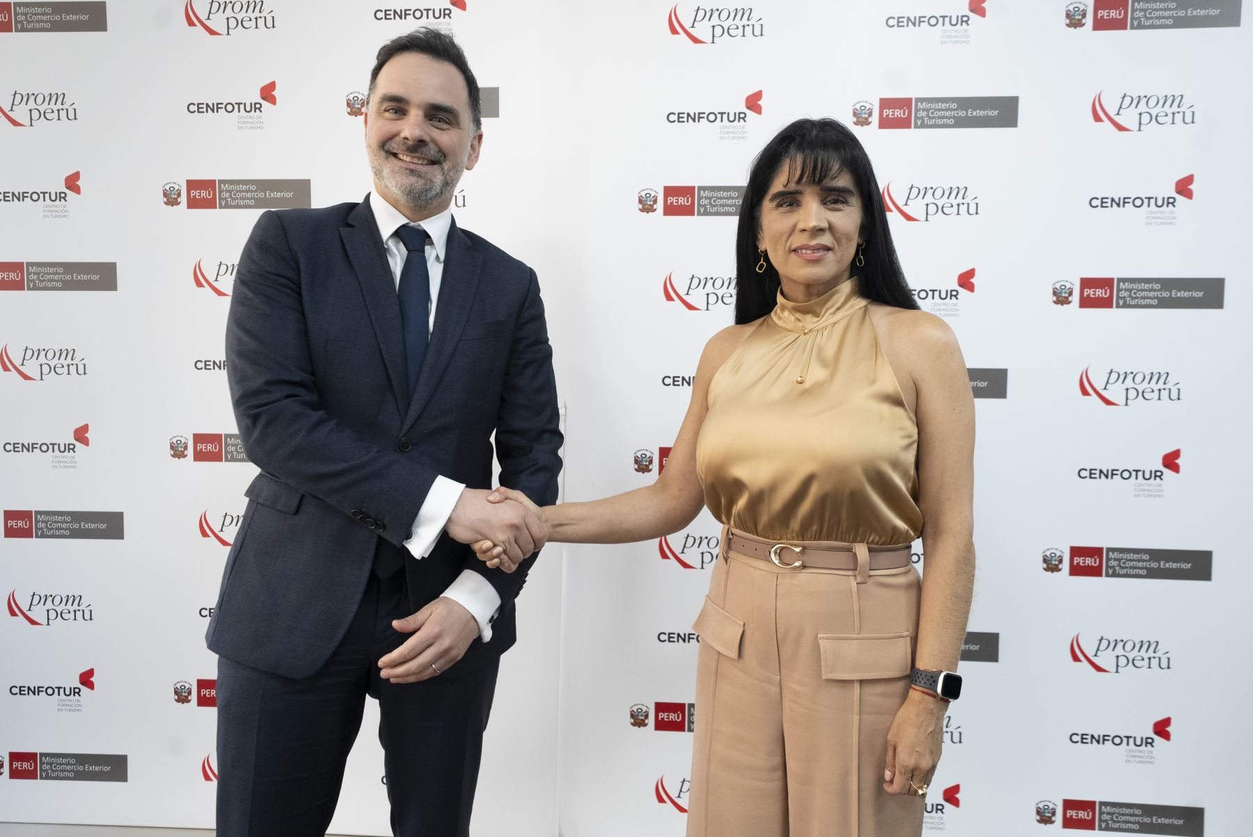 La ministra de Comercio Exterior y Turismo, Desilú León, recibió la visita del ministro delegado de Comercio Exterior y Franceses en el Extranjero, Laurent Saint-Martin, para fortalecer la relación comercial entre Perú y Francia. ANDINA/Difusión