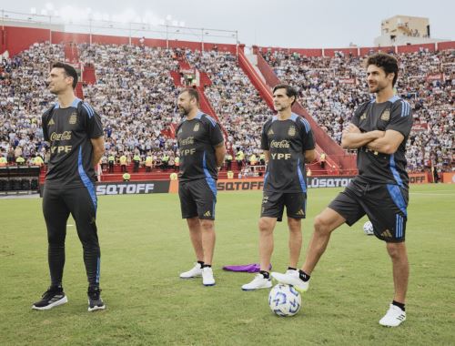 La selección argentina entrenó a puerta abiertas con la finalidad de recaudar fondos para beneficiar a hospital dañado por inundaciones