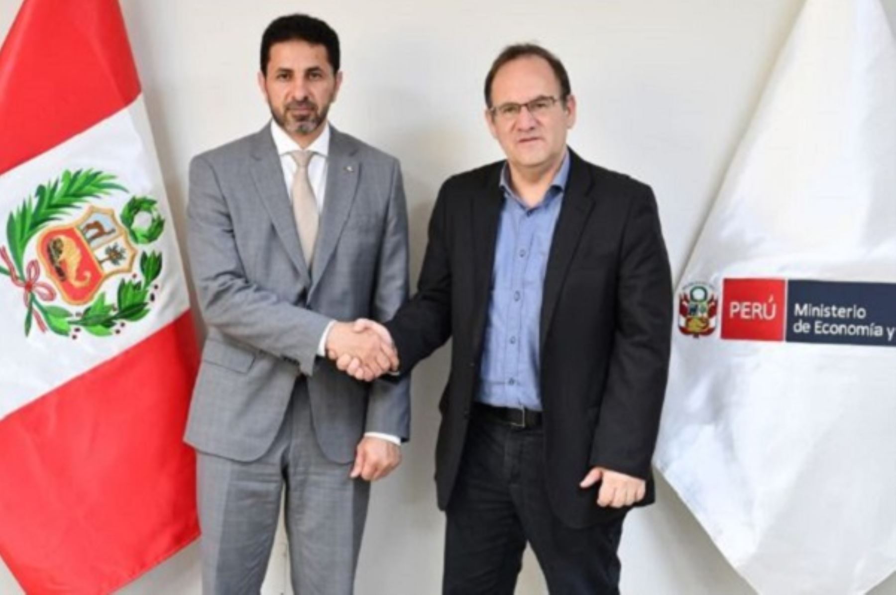 Embajador de Emiratos Árabes Unidos, Ibrahim Alalawi, expresó el interés de su país de incrementar inversiones en Perú, en reunión con el ministro de Economía y Finanzas, José Salardi. Foto: Cortesía.