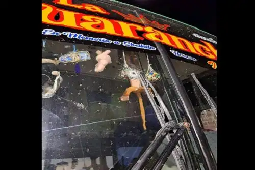 El ataque dejó dos impactos de bala en el vehículo. Foto: Internet/Medios
