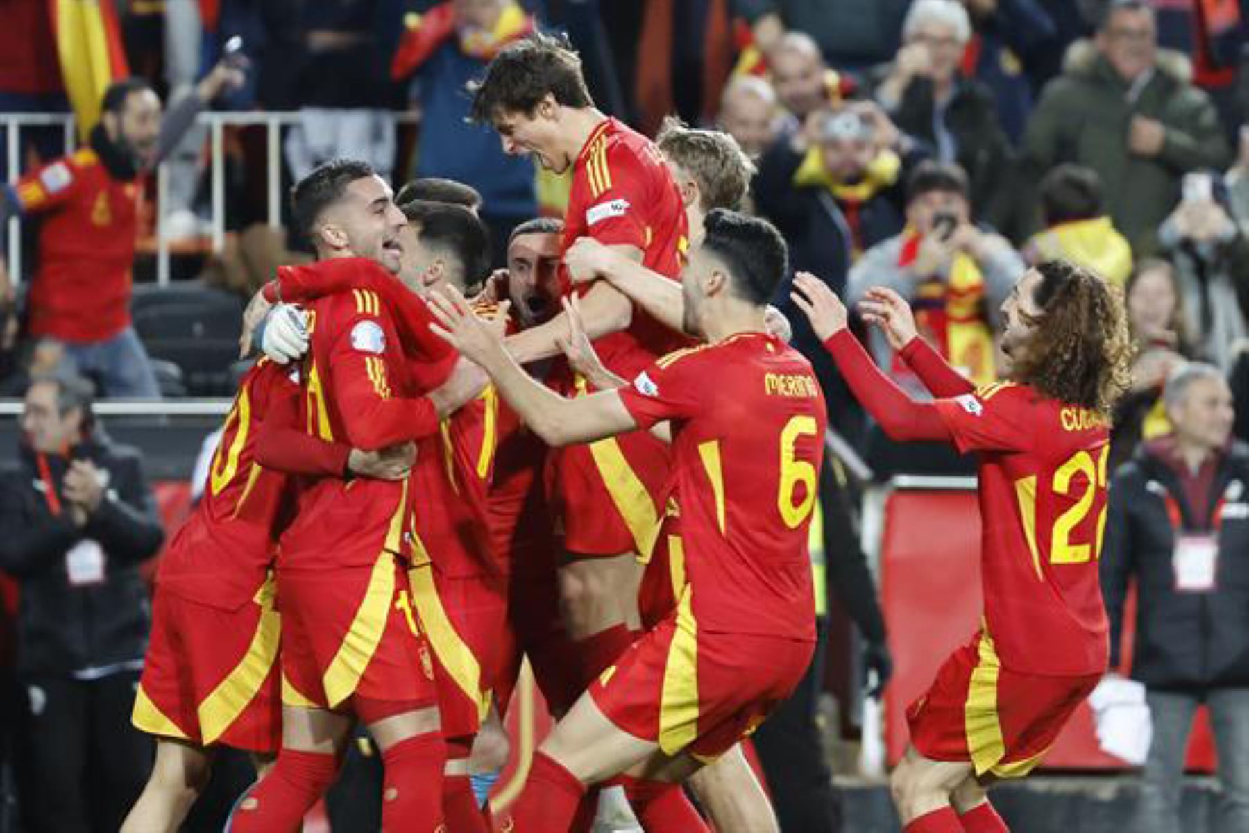 Los jugadores de la selección española celebran la victoria ante Países Bajos, al término del partido de vuelta de los cuartos de final de la Liga de Naciones que las selecciones de España y Países Bajos han disputado este domingo en el estadio de Mestalla, en Valencia. 
Foto: EFE