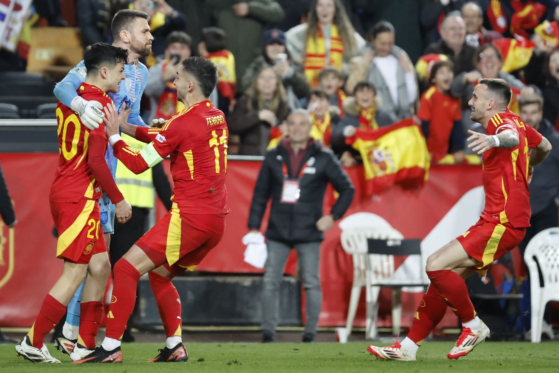 Los jugadores de la selección española celebran la victoria ante Países Bajos, al término del partido de vuelta de los cuartos de final de la Liga de Naciones que las selecciones de España y Países Bajos han disputado este domingo en el estadio de Mestalla, en Valencia. 
Foto: EFE