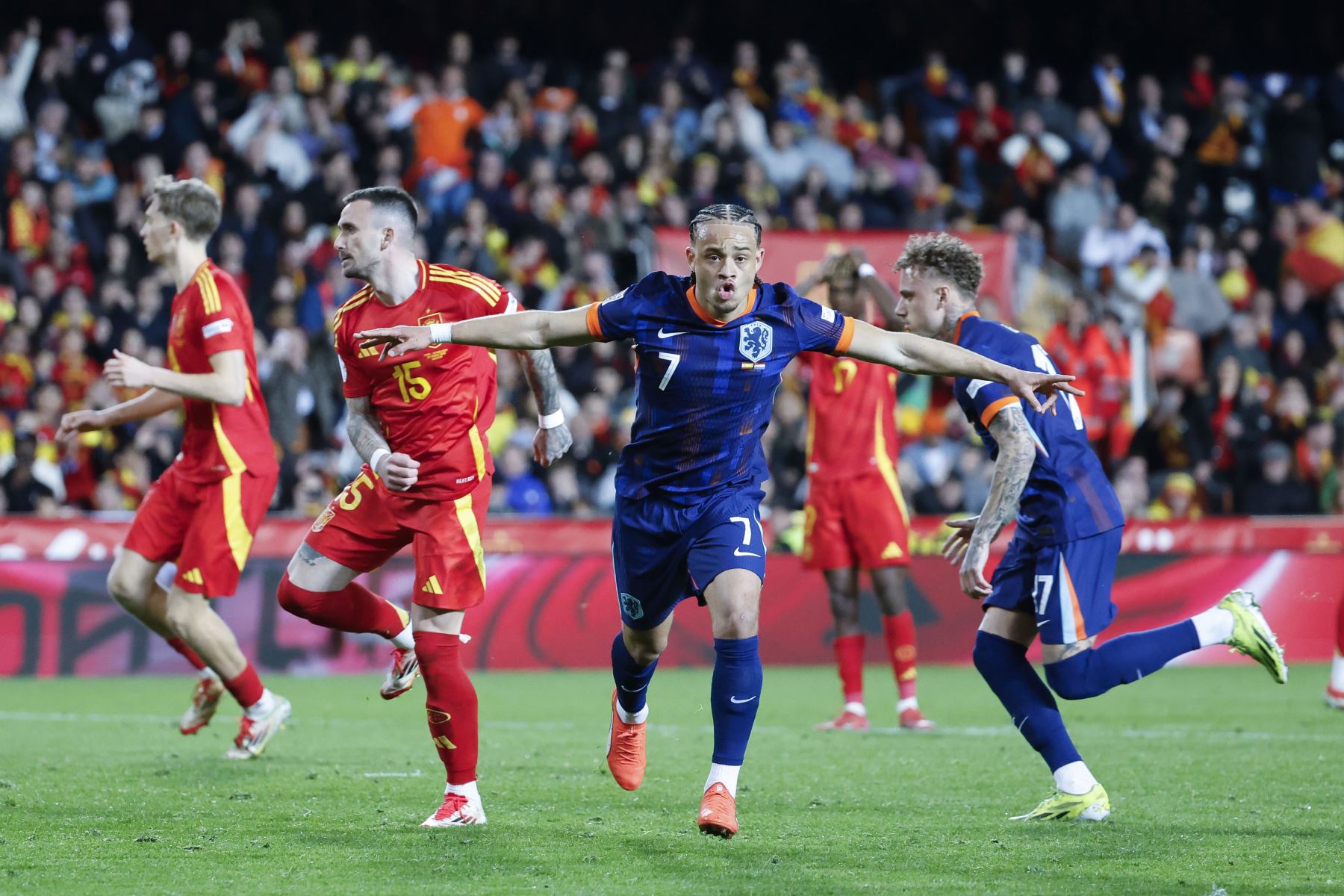 El centrocampista de Países Bajos Xavi Simons  celebra tras anotar el 3-3 ante España, durante el partido de vuelta de los cuartos de final de la Liga de Naciones que las selecciones de España y Países Bajos disputan este domingo en el estadio de Mestalla, en Valencia. 
Foto: EFE