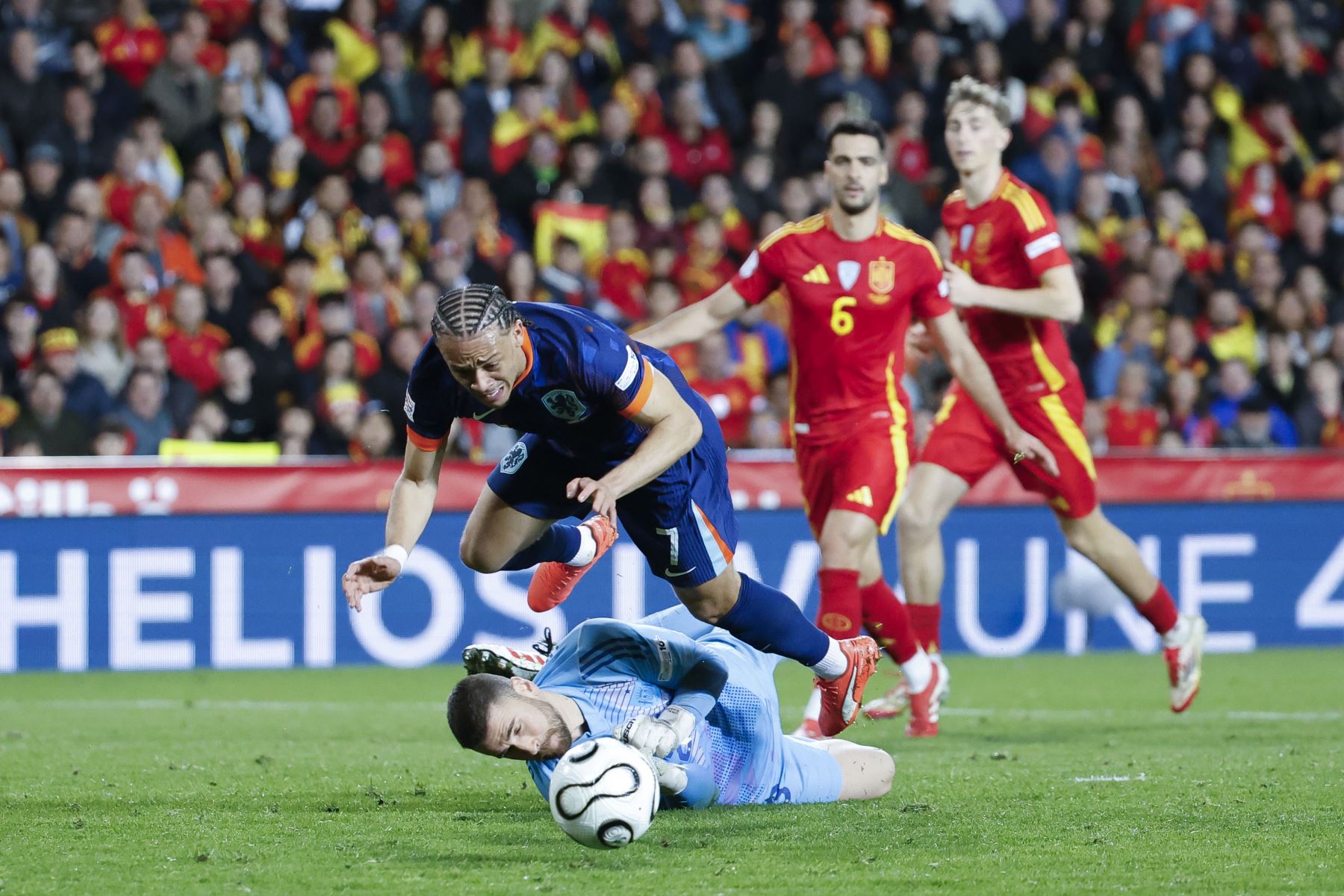El centrocampista de Países Bajos Xavi Simons  en la jugada ante el portero español Unai Simón que termina en penalti, durante el partido de vuelta de los cuartos de final de la Liga de Naciones que las selecciones de España y Países Bajos disputan este domingo en el estadio de Mestalla, en Valencia. 
Foto: EFE