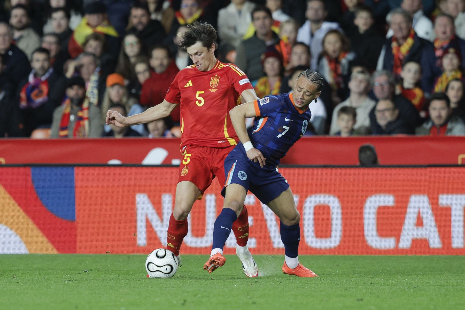 El defensa de la selección española Robin Le Normand  trata de jugar un balón ante Xavi Simons, de Países Bajos, durante el partido de vuelta de los cuartos de final de la Liga de Naciones que las selecciones de España y Países Bajos disputan este domingo en el estadio de Mestalla, en Valencia. 
Foto: EFE