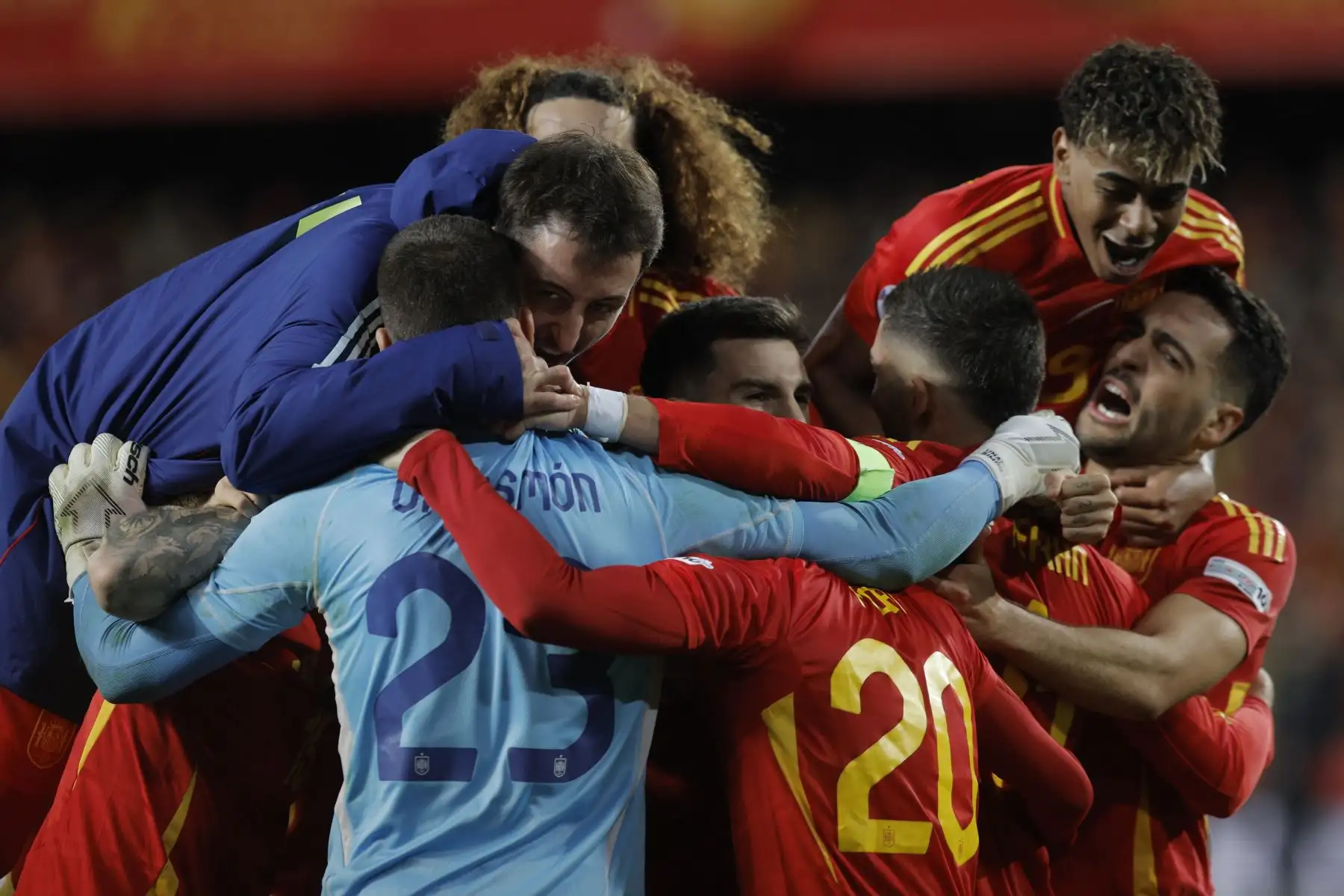 Los jugadores de la selección española celebran la victoria ante Países Bajos, al término del partido de vuelta de los cuartos de final de la Liga de Naciones que las selecciones de España y Países Bajos han disputado este domingo en el estadio de Mestalla, en Valencia.
Foto: EFE
