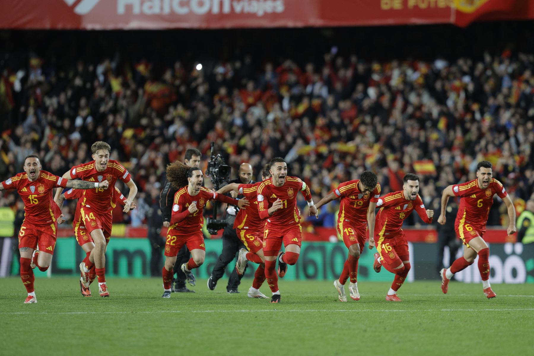 Los jugadores de la selección española celebran la victoria ante Países Bajos, al término del partido de vuelta de los cuartos de final de la Liga de Naciones que las selecciones de España y Países Bajos han disputado este domingo en el estadio de Mestalla, en Valencia. 
Foto: EFE