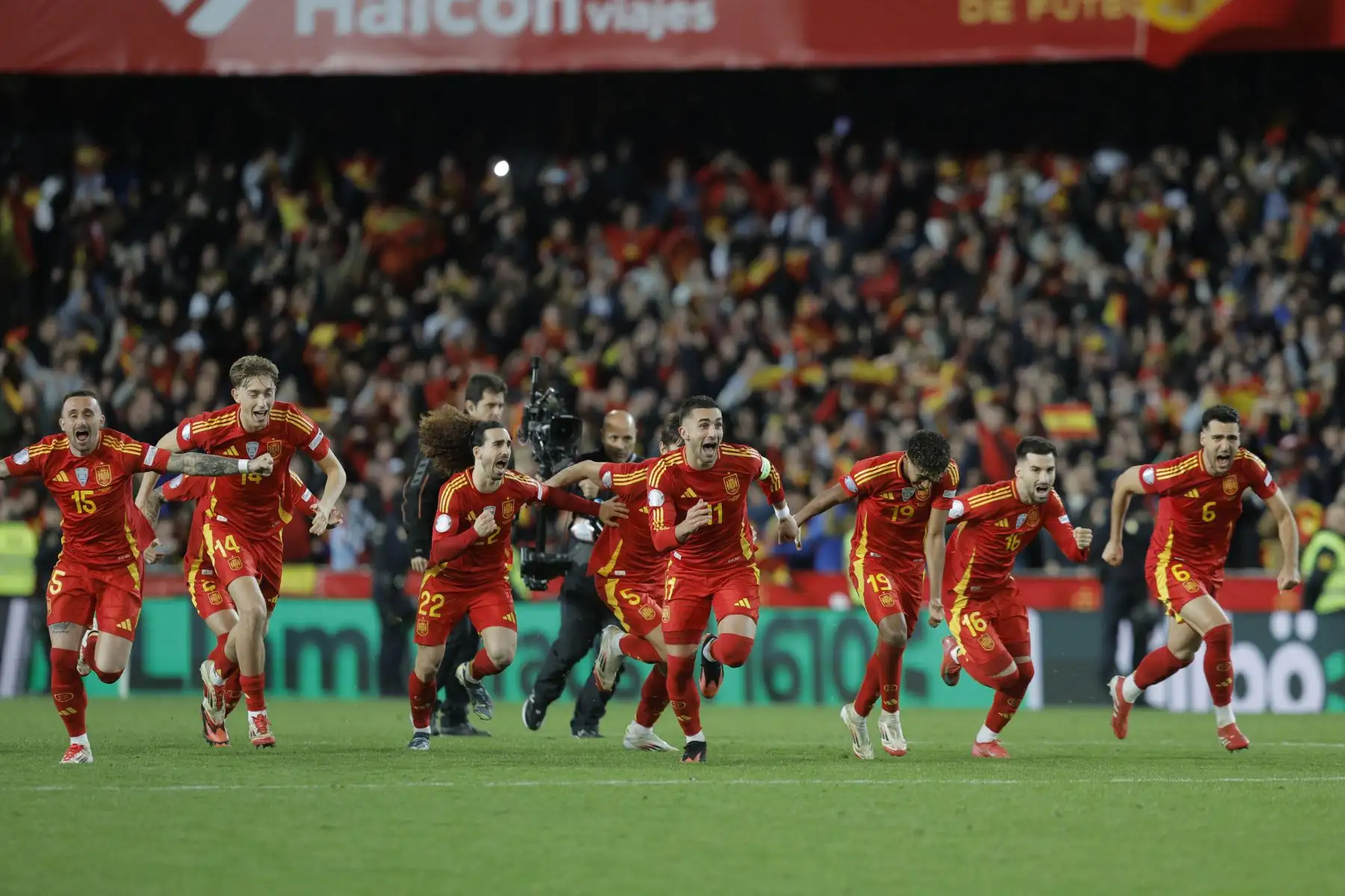 Los jugadores de la selección española celebran la victoria ante Países Bajos, al término del partido de vuelta de los cuartos de final de la Liga de Naciones que las selecciones de España y Países Bajos han disputado este domingo en el estadio de Mestalla, en Valencia. 
Foto: EFE