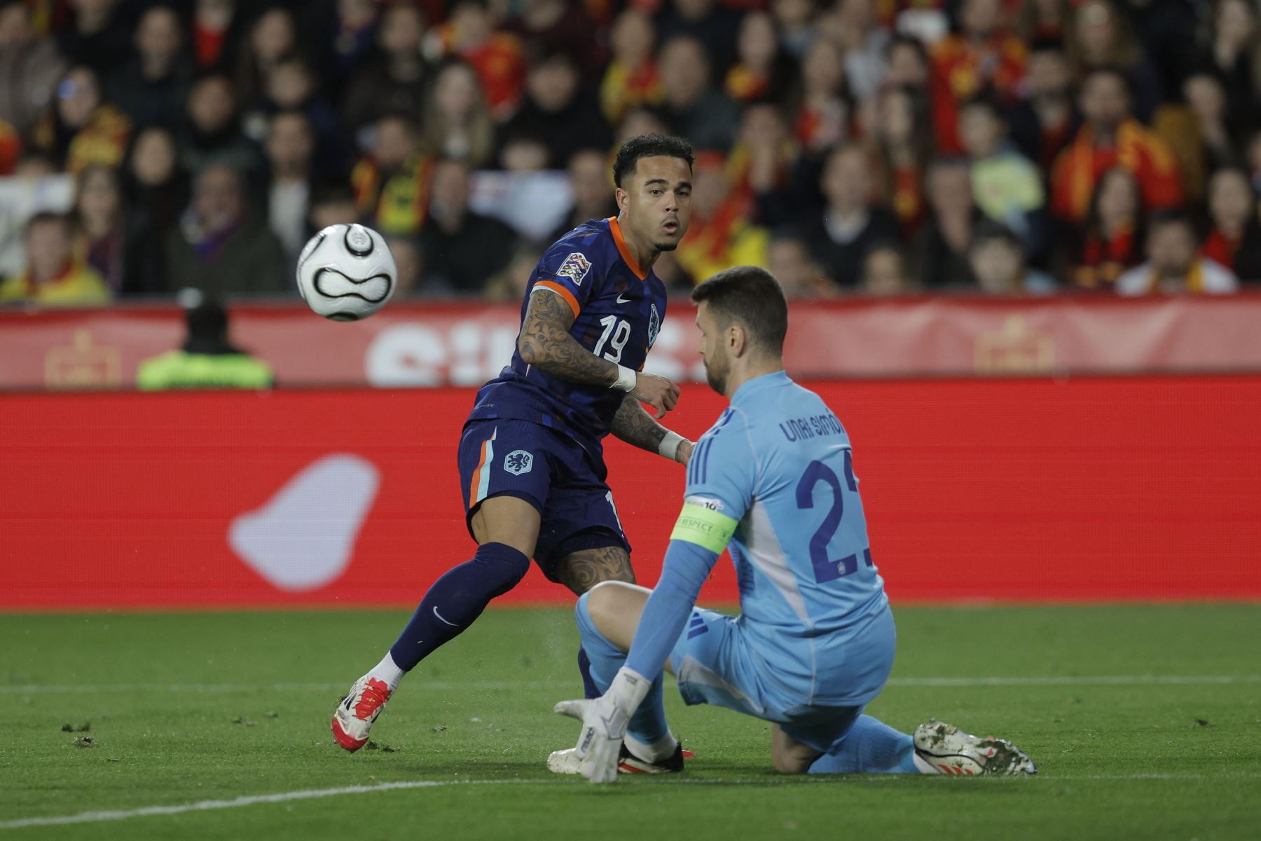 El centrocampista de Países Bajos Justin Kluivert  trata de superar al portero Unai Simón, de España, durante el partido de vuelta de los cuartos de final de la Liga de Naciones que las selecciones de España y Países Bajos disputan este domingo en el estadio de Mestalla, en Valencia. 
Foto: EFE