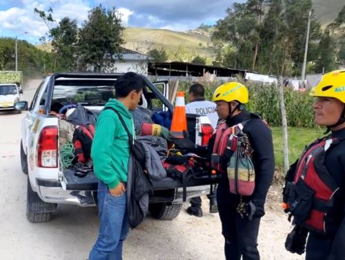 Un equipo especializado en búsqueda y rescate de alta montaña de la Policía Nacional se sumó a las labores de búsqueda del niño arrastrado por el río Chonta en Cajamarca. ANDINA/Difusión