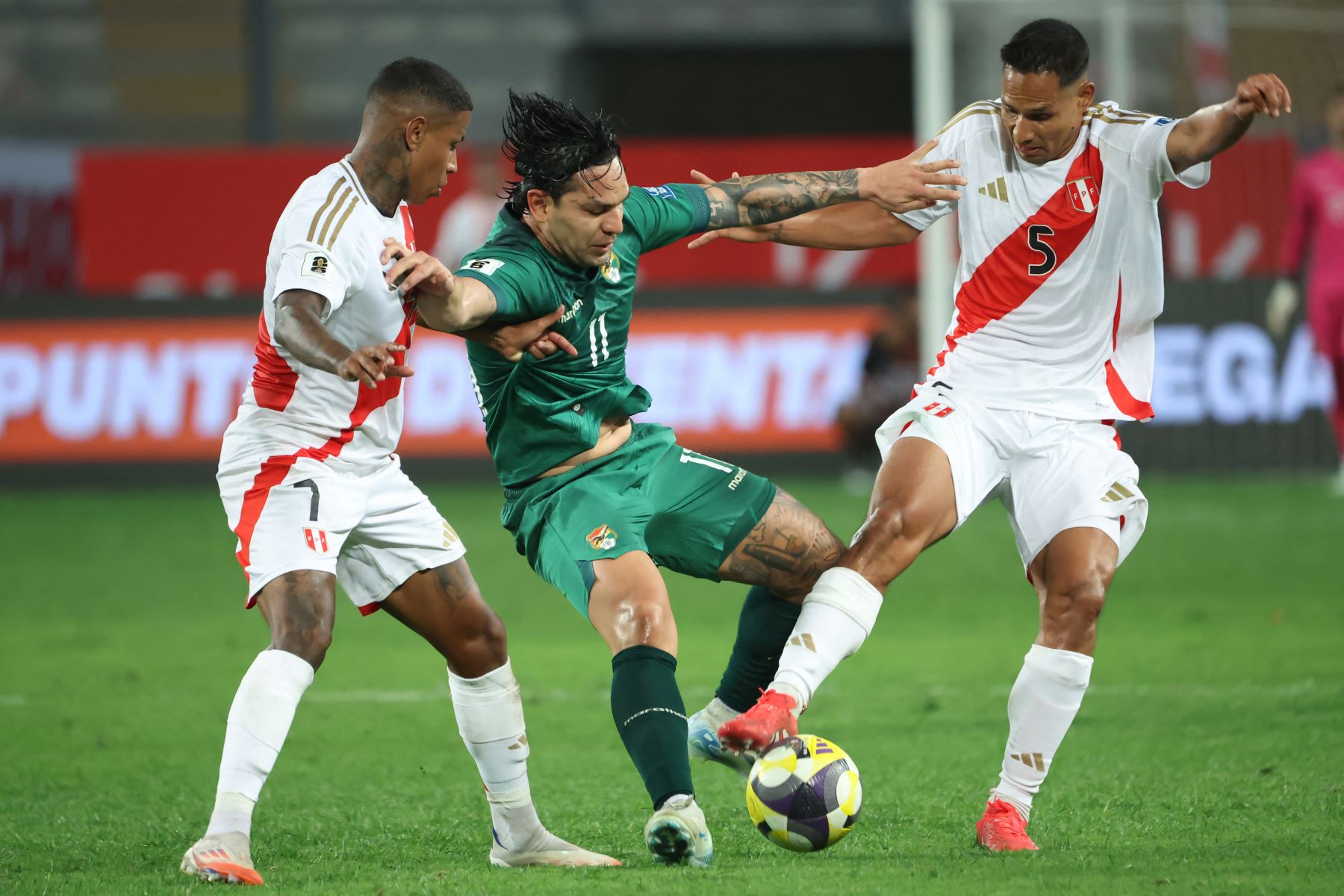 Defensor peruano Renzo Garces lucha por el balón durante el partido de fútbol de las eliminatorias sudamericanas de la Copa Mundial de la FIFA 2026 entre Perú y Bolivia, en el Estadio Nacional de Lima, el 20 de marzo de 2025.
Foto: AFP