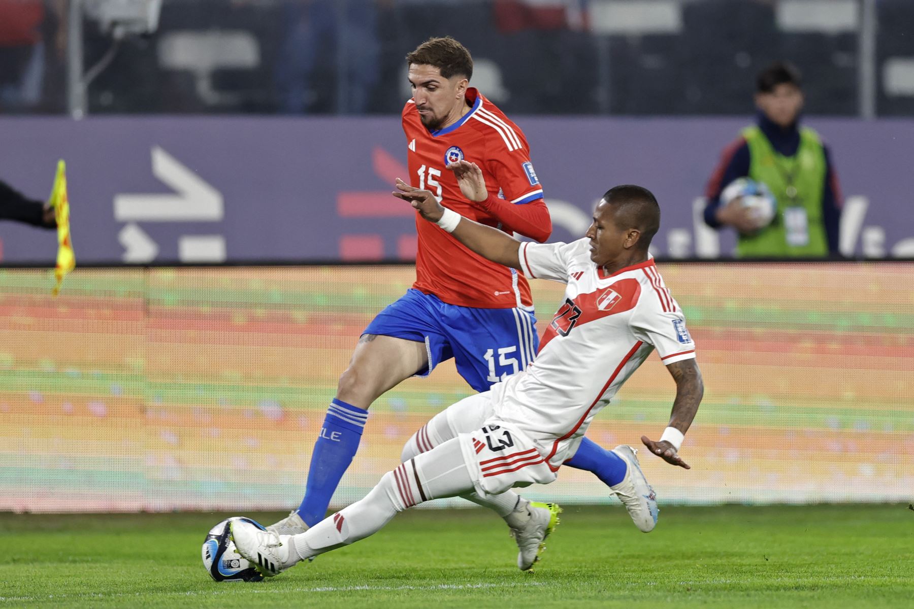 El mediocampista de Perú Pedro Aquino compite por el balón durante el partido de clasificación sudamericana para la Copa Mundial de la FIFA 2026 entre Chile y Perú.
Foto: AFP