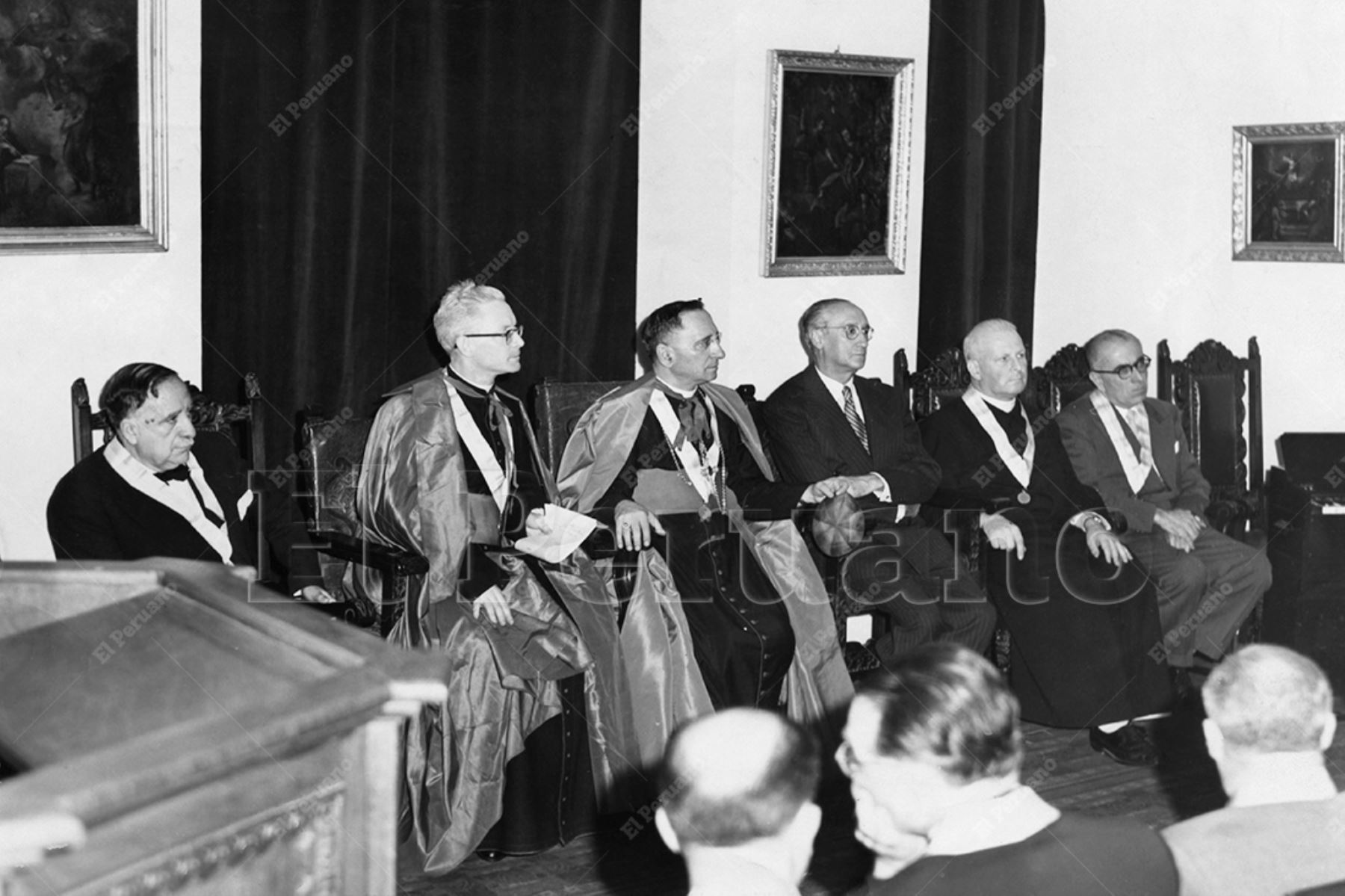 Lima - 29 diciembre 1953 / En actuación presidida por el Nuncio Apostólico de su Santidad, monseñor Juan Panico, se clausuró el año académico de la Pontificia Universidad Católica. A la ceremonia también asistió el destacado diplomático y maestro Víctor Andrés Belaúnde. Foto: Archivo Histórico de El Peruano