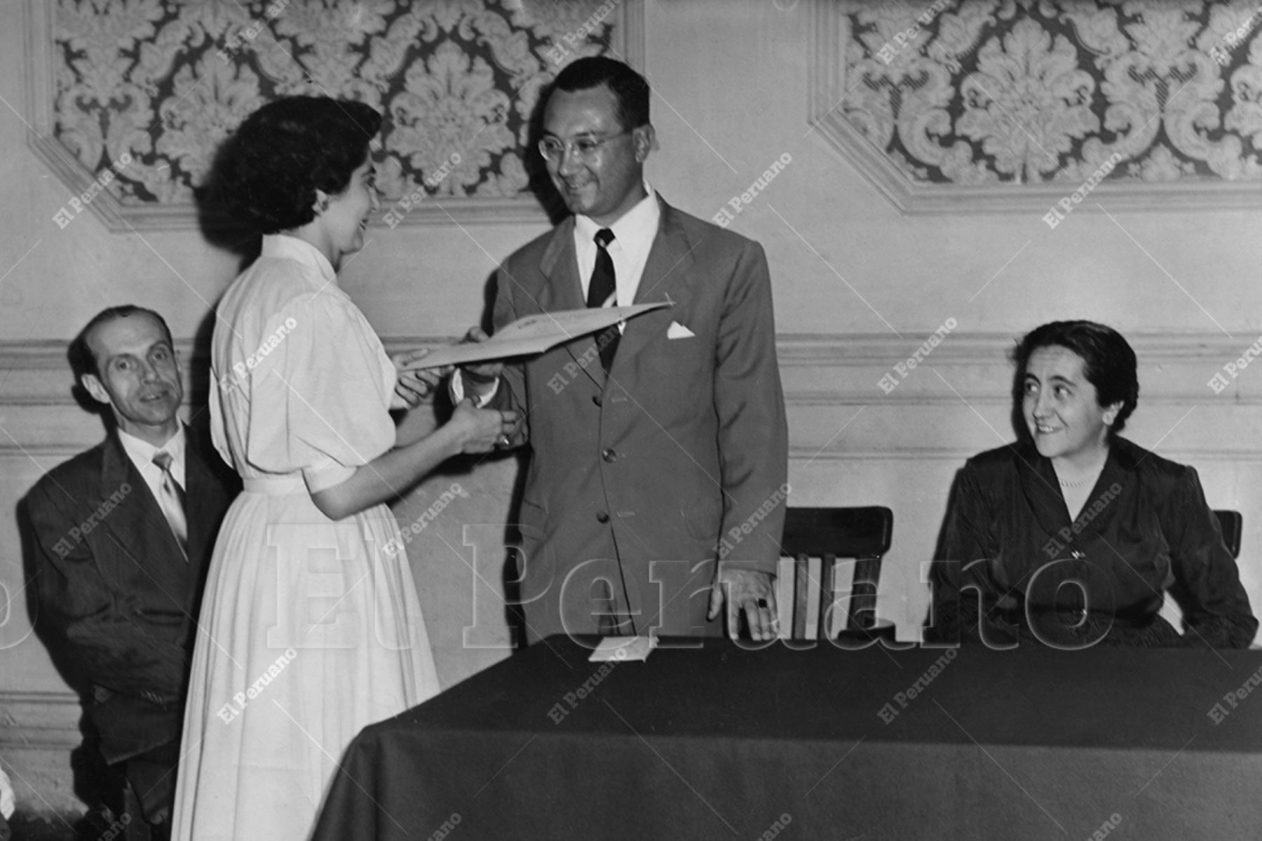 Lima - 22 diciembre 1953 / Ceremonia de clausura del año académico en la Escuela de Periodismo de la Universidad Católica. La señorita Matilde Pérez Palacio presidió el solemne acto en su calidad de directora de la escuela. Foto: Archivo Histórico de El Peruano