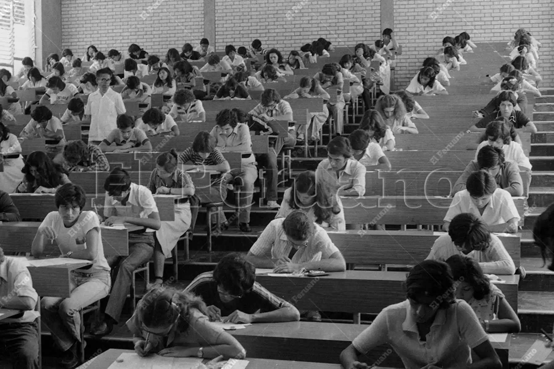 Lima - 23 febrero 1980 / Examen de admisión de la  Pontificia Universidad Católica del Perú. Foto: Archivo Histórico de El Peruano / Norman Córdova