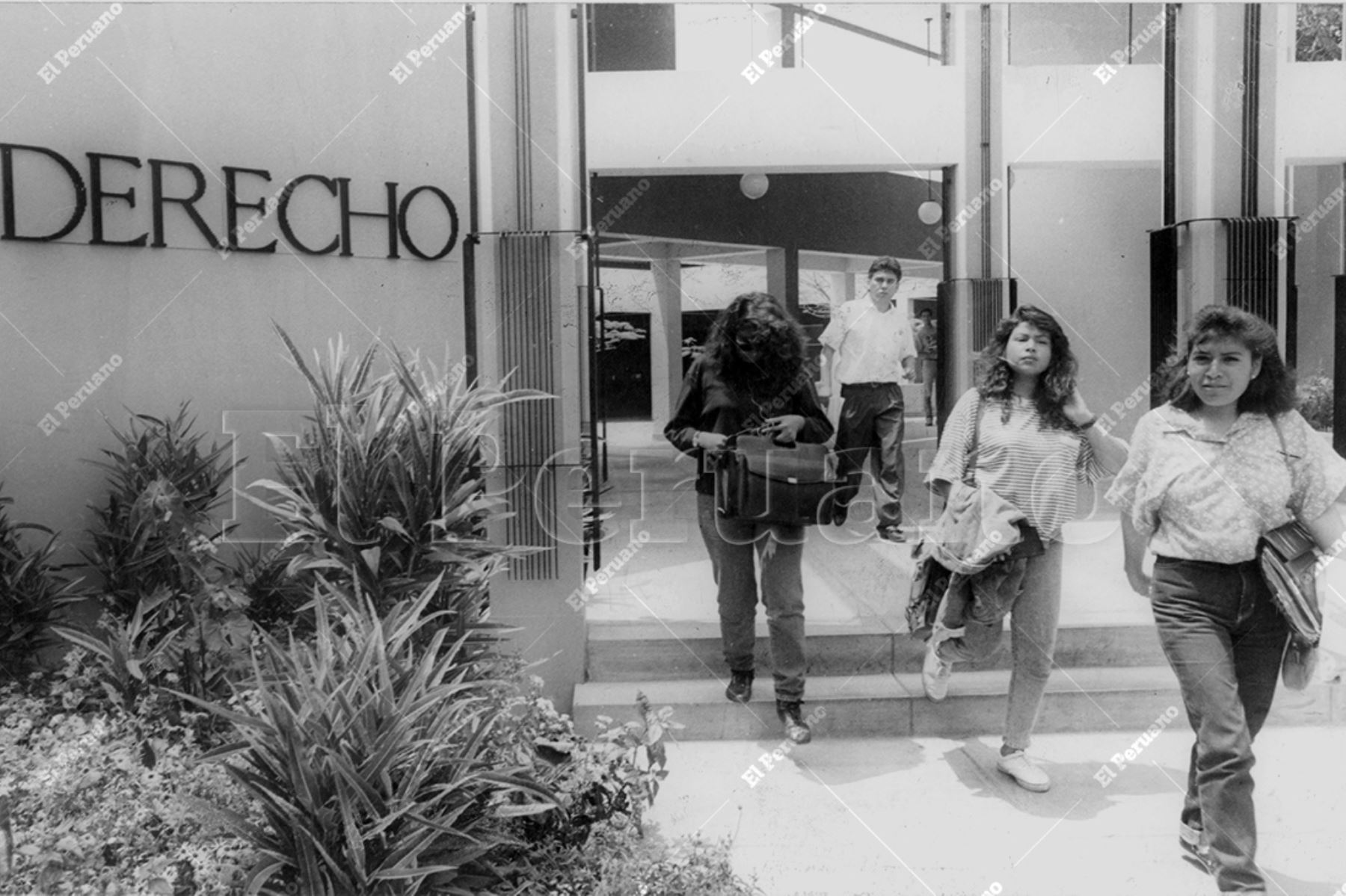Lima - 8 noviembre 1991 / Estudiantes de Derecho de la Pontificia Universidad Católica del Perú. Foto: Archivo Histórico de El Peruano