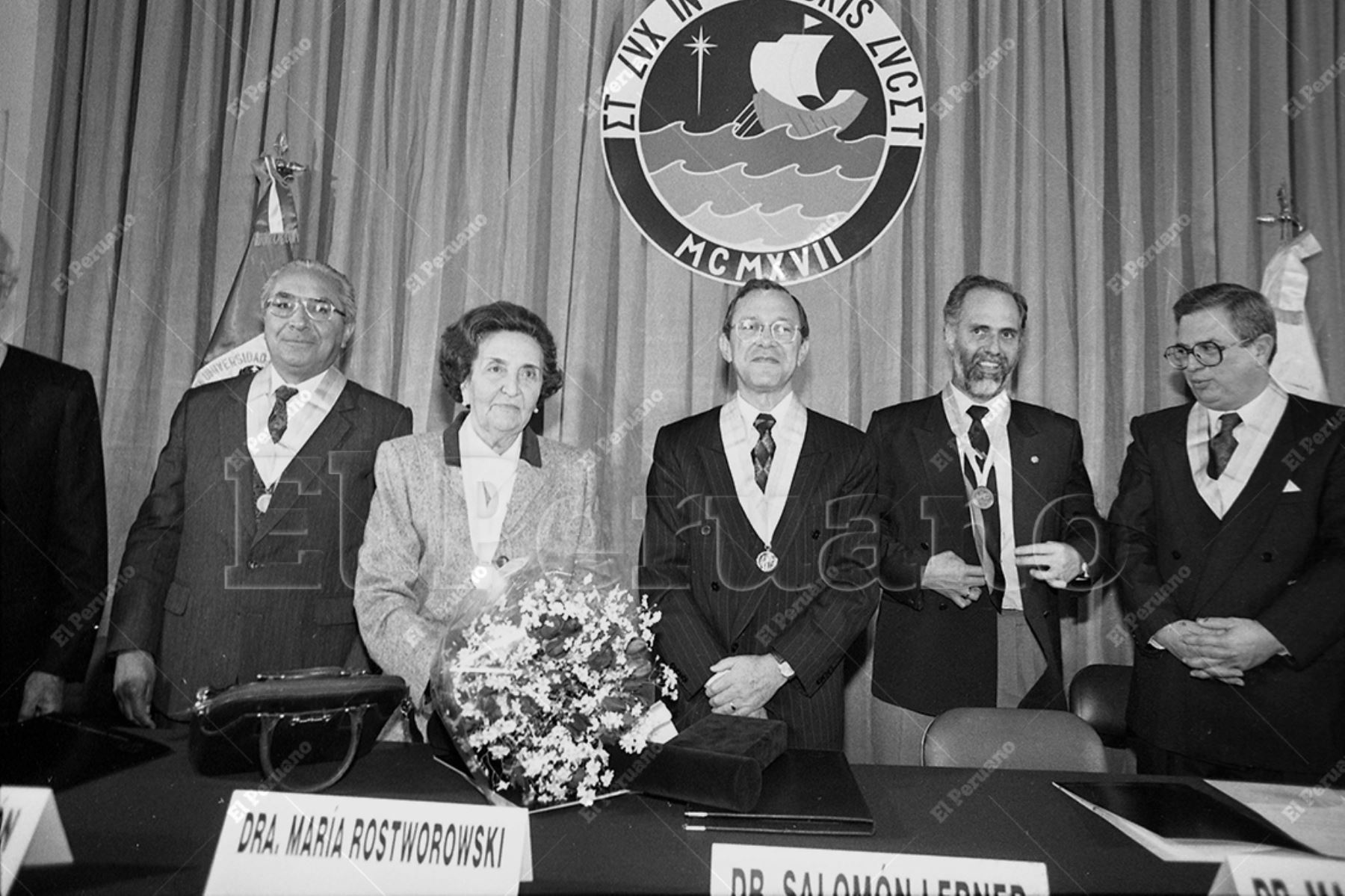 Lima - 10 junio 1996 / La historiadora María Rostworowski fue distinguida con el título de Doctor Honoris Causa por la Pontificia Universidad Católica del Perú. La ceremonia estuvo presidida por el rector Salomón Lerner Febres. Foto: Archivo Histórico de El Peruano / Christian Bernuy
