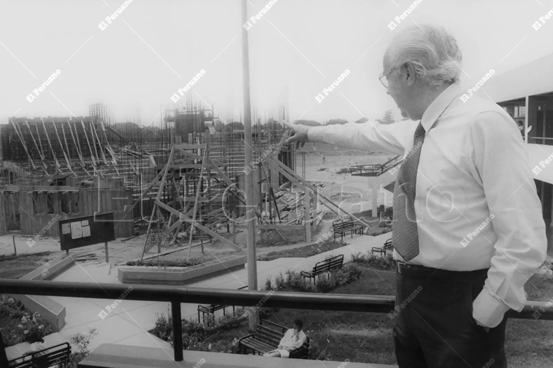 Lima - 18 noviembre 1991 / El doctor Jorge Avendaño muestra los avances de la construcción de la Facultad de Derecho de la Pontificia Universidad Católica del Perú. Foto: Archivo Histórico de El Peruano / Enrique Gonzales