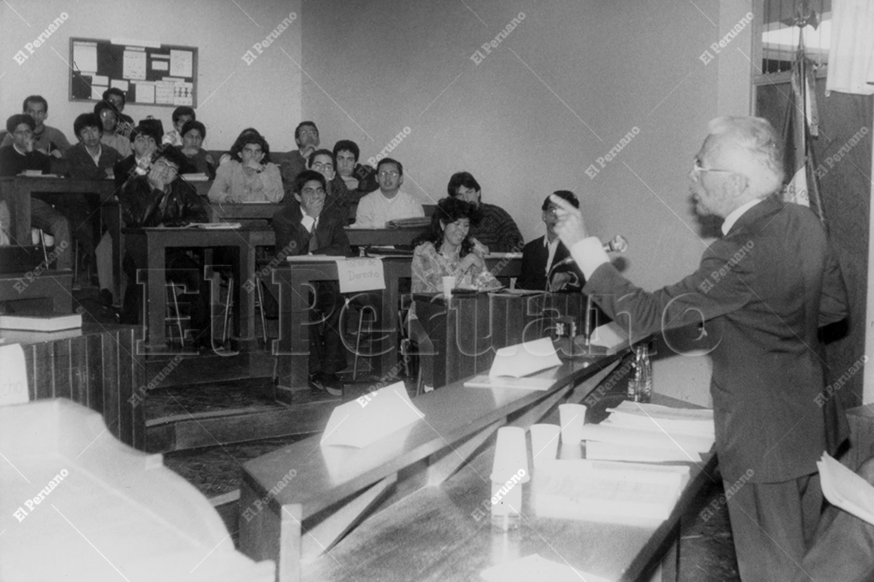 Lima - 2 setiembre 1992 / Cátedra del doctor Carlos Montoya en la Pontificia Universidad Católica del Perú. Foto: Archivo Histórico de El Peruano
