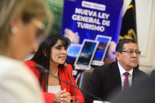 Ministra de Comercio Exterior y Turismo, Desilú León, señaló ante el Congreso, que la Nueva Ley General del Turismo fomentará la competitividad del sector. Foto: Cortesía.