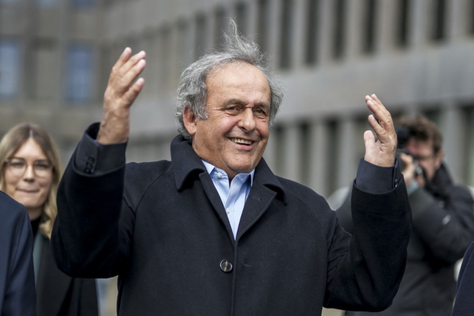 El expresidente de la UEFA, Michel Platini, reacciona al salir del juzgado tras el veredicto de la Fiscalía General de Suiza en una apelación contra los expresidentes de la UEFA y la FIFA por un presunto pago fraudulento, en Muttenz, cerca de Basilea. El expresidente de la FIFA, Sepp Blatter, y el expresidente de la UEFA, Michel Platini, fueron absueltos de nuevo el 25 de marzo de 2025 en apelación por un tribunal suizo en un prolongado caso de corrupción. Foto: AFP