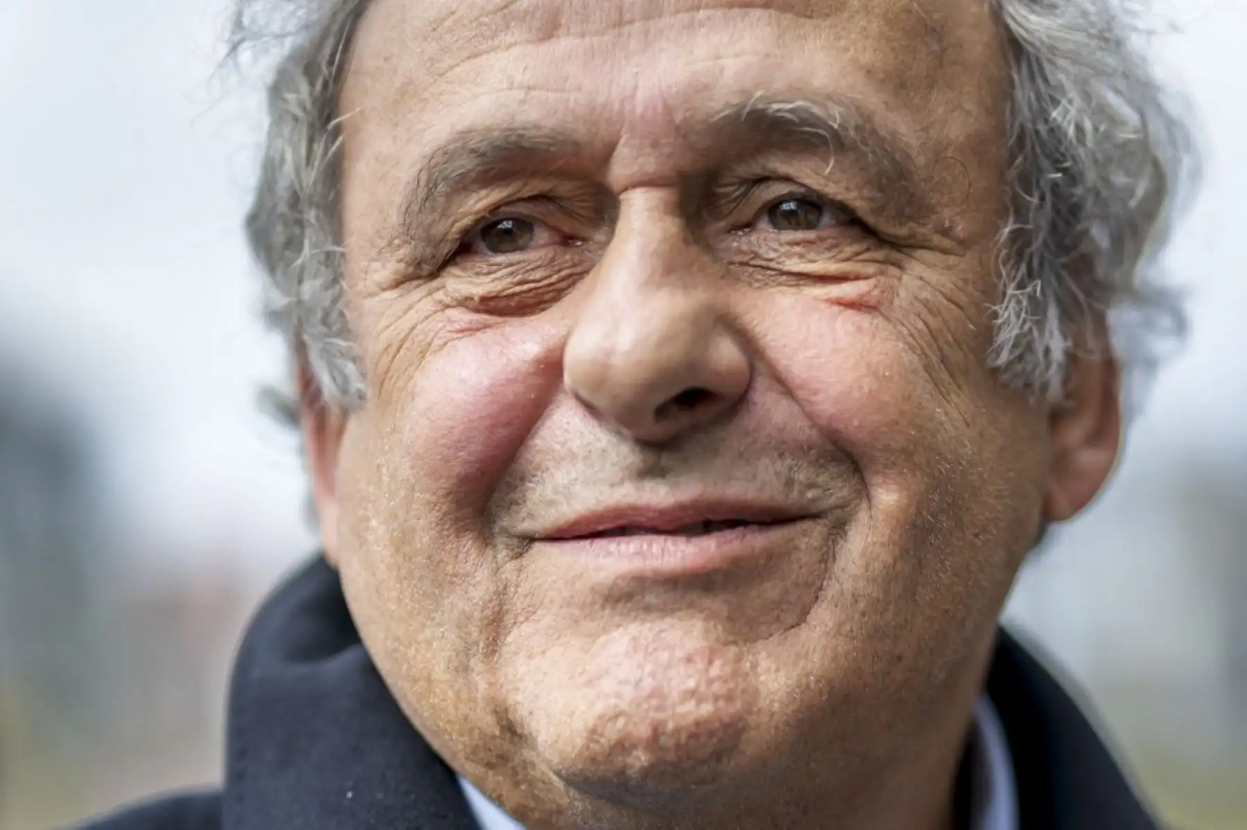 El expresidente de la UEFA, Michel Platini, reacciona al salir del juzgado tras el veredicto de la Fiscalía General de Suiza en una apelación contra los expresidentes de la UEFA y la FIFA por un presunto pago fraudulento, en Muttenz, cerca de Basilea. El expresidente de la FIFA, Sepp Blatter, y el expresidente de la UEFA, Michel Platini, fueron absueltos de nuevo el 25 de marzo de 2025 en apelación por un tribunal suizo en un prolongado caso de corrupción. Foto: AFP