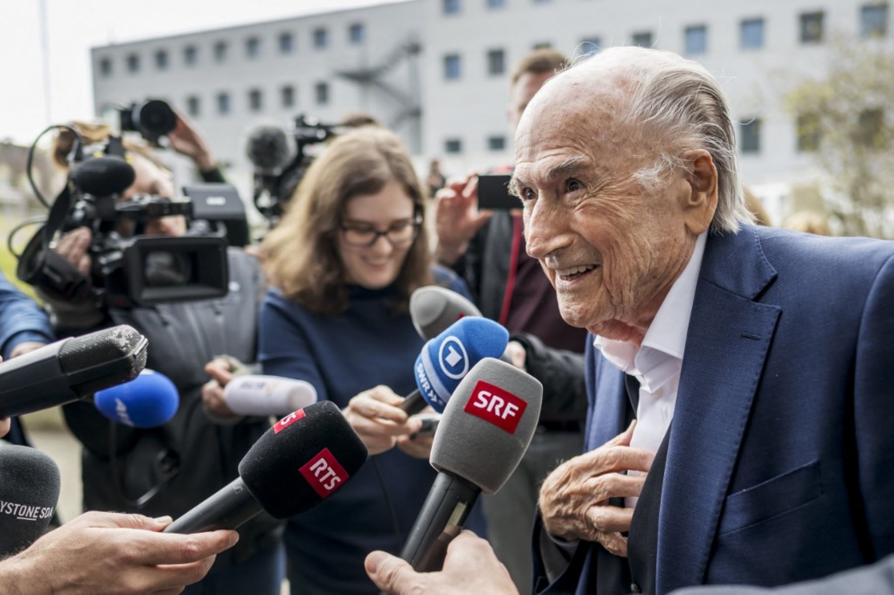 El expresidente de la FIFA, Sepp Blatter, se dirige a los medios al salir del juzgado tras el veredicto de la Fiscalía General de Suiza en una apelación contra los expresidentes de la UEFA y la FIFA por un presunto pago fraudulento, en Muttenz, cerca de Basilea. Foto: AFP