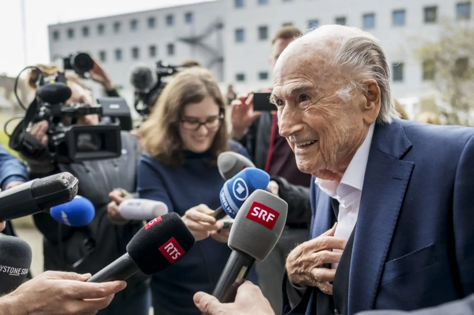 El expresidente de la FIFA, Sepp Blatter, se dirige a los medios al salir del juzgado tras el veredicto de la Fiscalía General de Suiza en una apelación contra los expresidentes de la UEFA y la FIFA por un presunto pago fraudulento, en Muttenz, cerca de Basilea. Foto: AFP