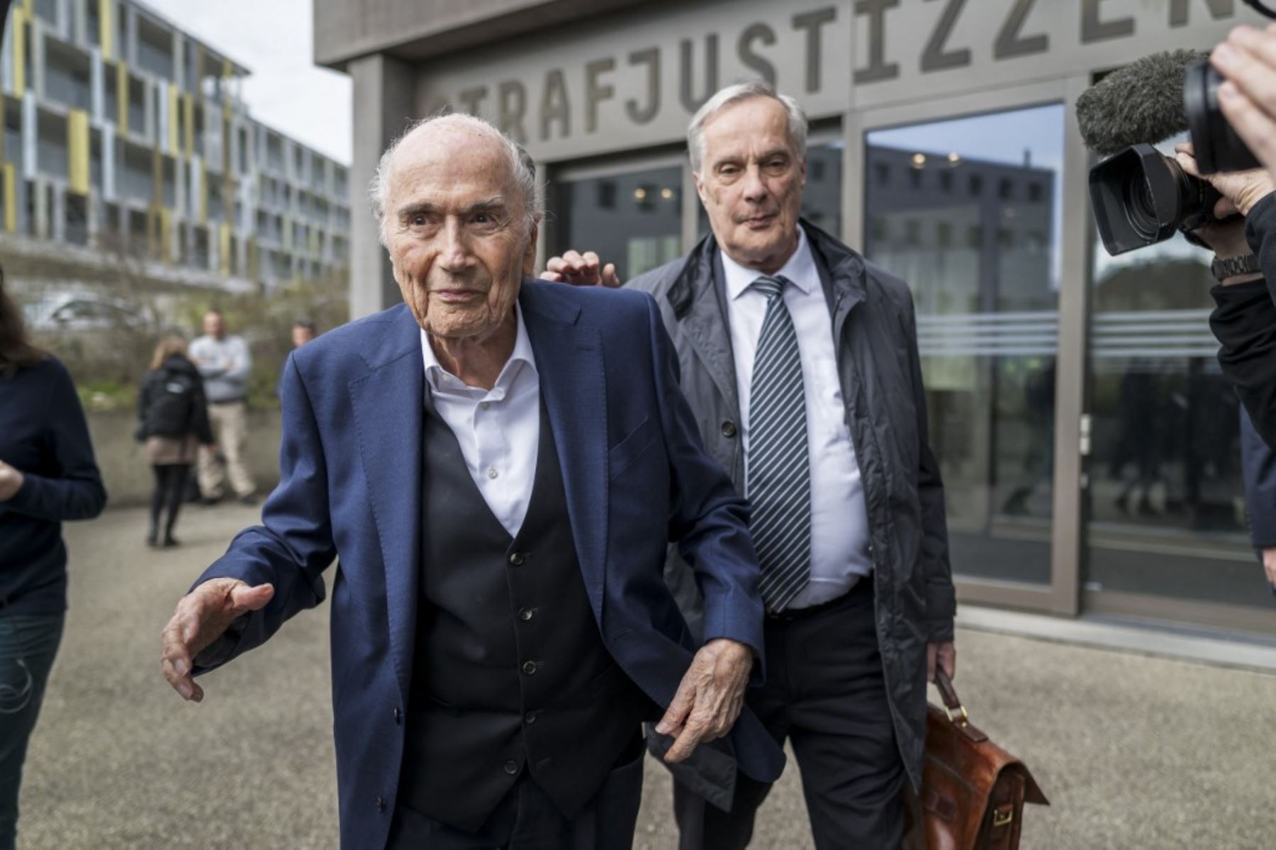 El expresidente de la FIFA, Sepp Blatter, se dirige a los medios al salir del juzgado tras el veredicto de la Fiscalía General de Suiza en una apelación contra los expresidentes de la UEFA y la FIFA por un presunto pago fraudulento, en Muttenz, cerca de Basilea. Foto: AFP