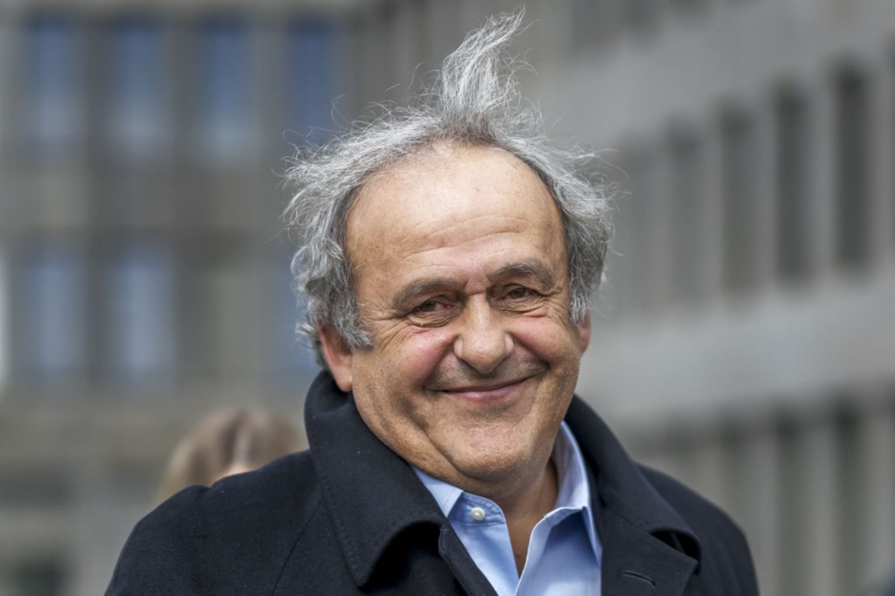 El expresidente de la UEFA, Michel Platini, reacciona al salir del juzgado tras el veredicto de la Fiscalía General de Suiza en una apelación contra los expresidentes de la UEFA y la FIFA por un presunto pago fraudulento, en Muttenz, cerca de Basilea. El expresidente de la FIFA, Sepp Blatter, y el expresidente de la UEFA, Michel Platini, fueron absueltos de nuevo el 25 de marzo de 2025 en apelación por un tribunal suizo en un prolongado caso de corrupción. Foto: AFP