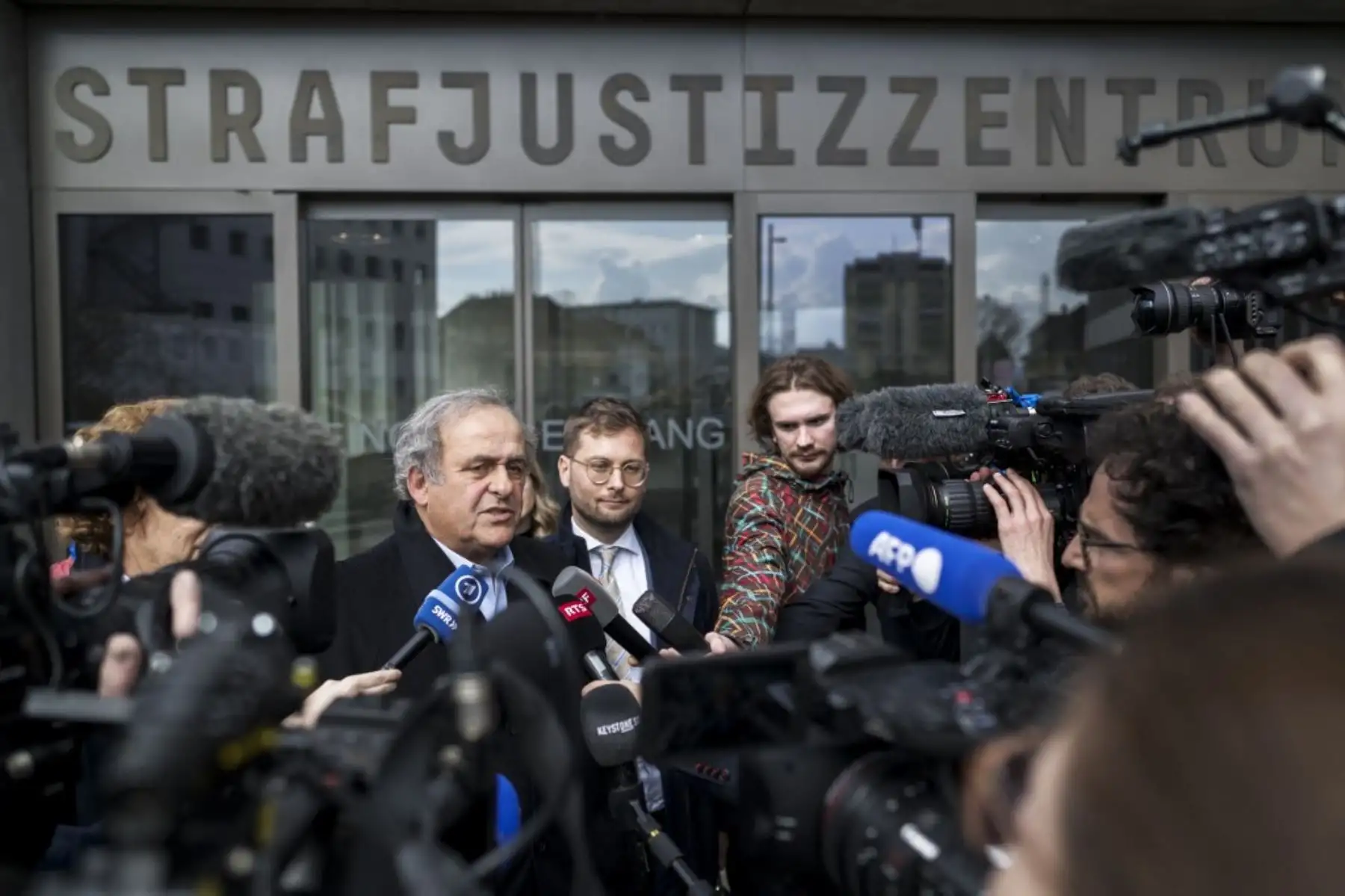 El expresidente de la UEFA, Michel Platini, reacciona al salir del juzgado tras el veredicto de la Fiscalía General de Suiza en una apelación contra los expresidentes de la UEFA y la FIFA por un presunto pago fraudulento, en Muttenz, cerca de Basilea. El expresidente de la FIFA, Sepp Blatter, y el expresidente de la UEFA, Michel Platini, fueron absueltos de nuevo el 25 de marzo de 2025 en apelación por un tribunal suizo en un prolongado caso de corrupción. Foto: AFP