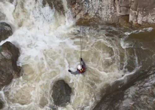 Brigadas de rescate de la Policía Nacional intensifican búsqueda del joven que cayó a las aguas de las cataratas de Palmabal, ubicada en el distrito de Chao, en la provincia liberteña de Virú. ANDINA/Difusión