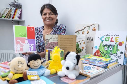 En la feria se están exhibiendo libros y revistas publicados por los asegurados. Andina/EsSalud