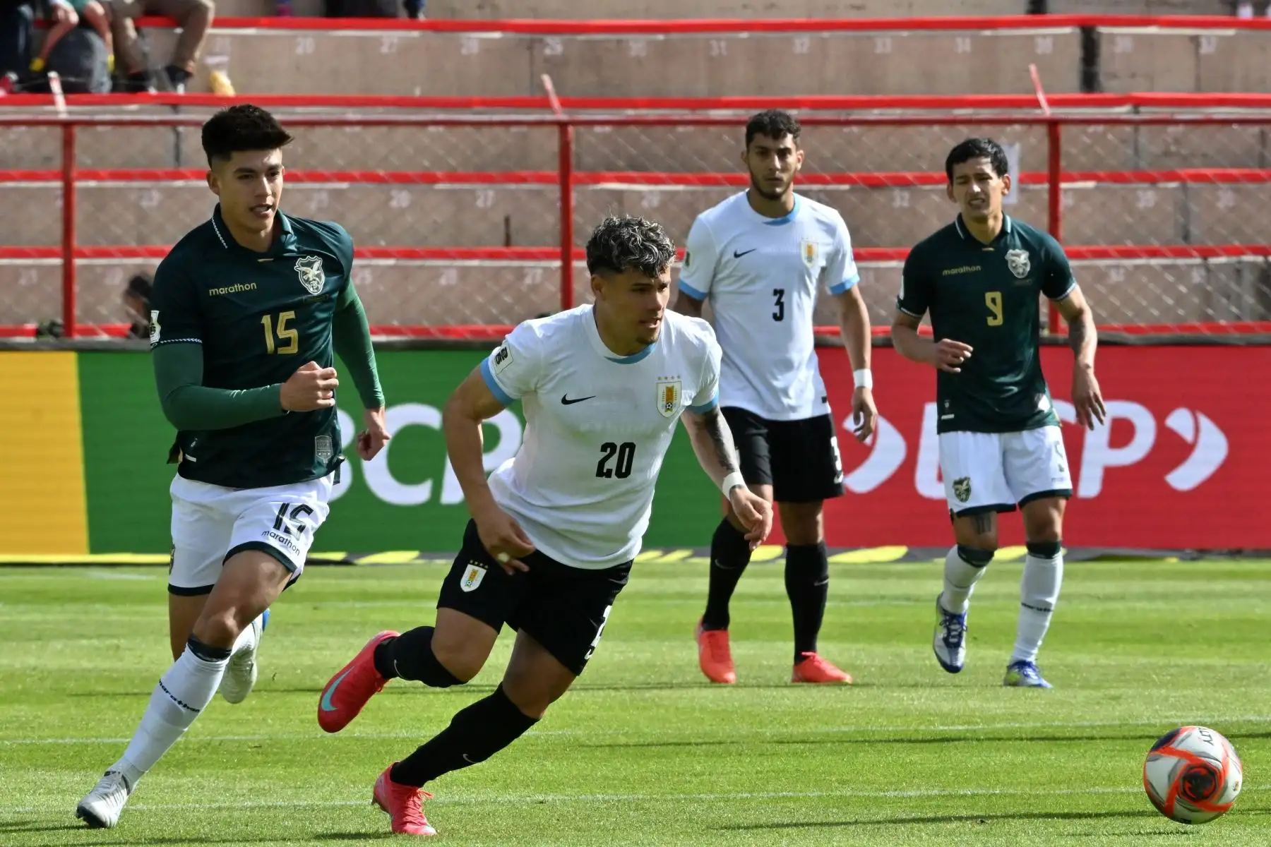 Luis Haquín de Bolivia disputa un balón con Manuel Ugarte de Uruguay este martes, en un partido de las eliminatorias sudamericanas para el Mundial de 2026 entre las selecciones de Bolivia y Uruguay en el estadio Municipal de El Alto, en la ciudad de El Alto.
Foto: AFP