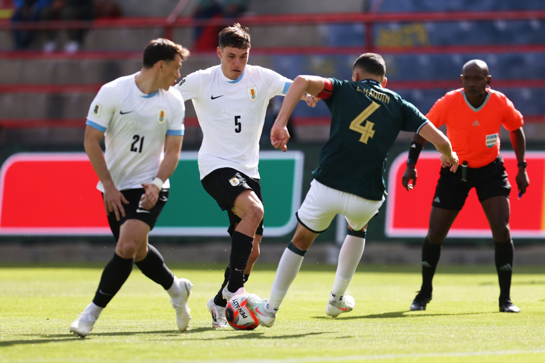 Luis Haquín  de Bolivia disputa un balón con Manuel Ugarte de Uruguay este martes, en un partido de las eliminatorias sudamericanas para el Mundial de 2026 entre las selecciones de Bolivia y Uruguay en el estadio Municipal de El Alto, en la ciudad de El Alto (Bolivia).
Foto: EFE