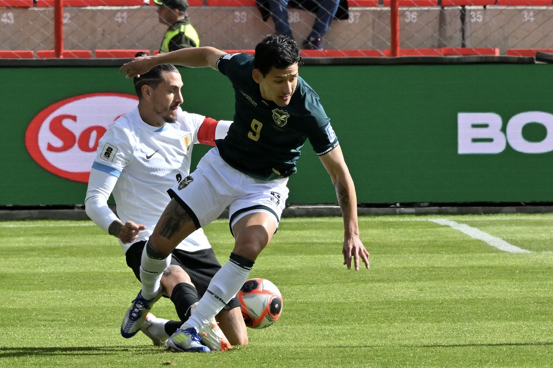 El defensor uruguayo, José María Giménez  y el delantero boliviano, Víctor Abrego luchan por el balón durante el partido de clasificación sudamericana para la Copa Mundial de la FIFA 2026 entre Bolivia y Uruguay en el estadio Municipal de El Alto en El Alto, Bolivia.
Foto: AFP