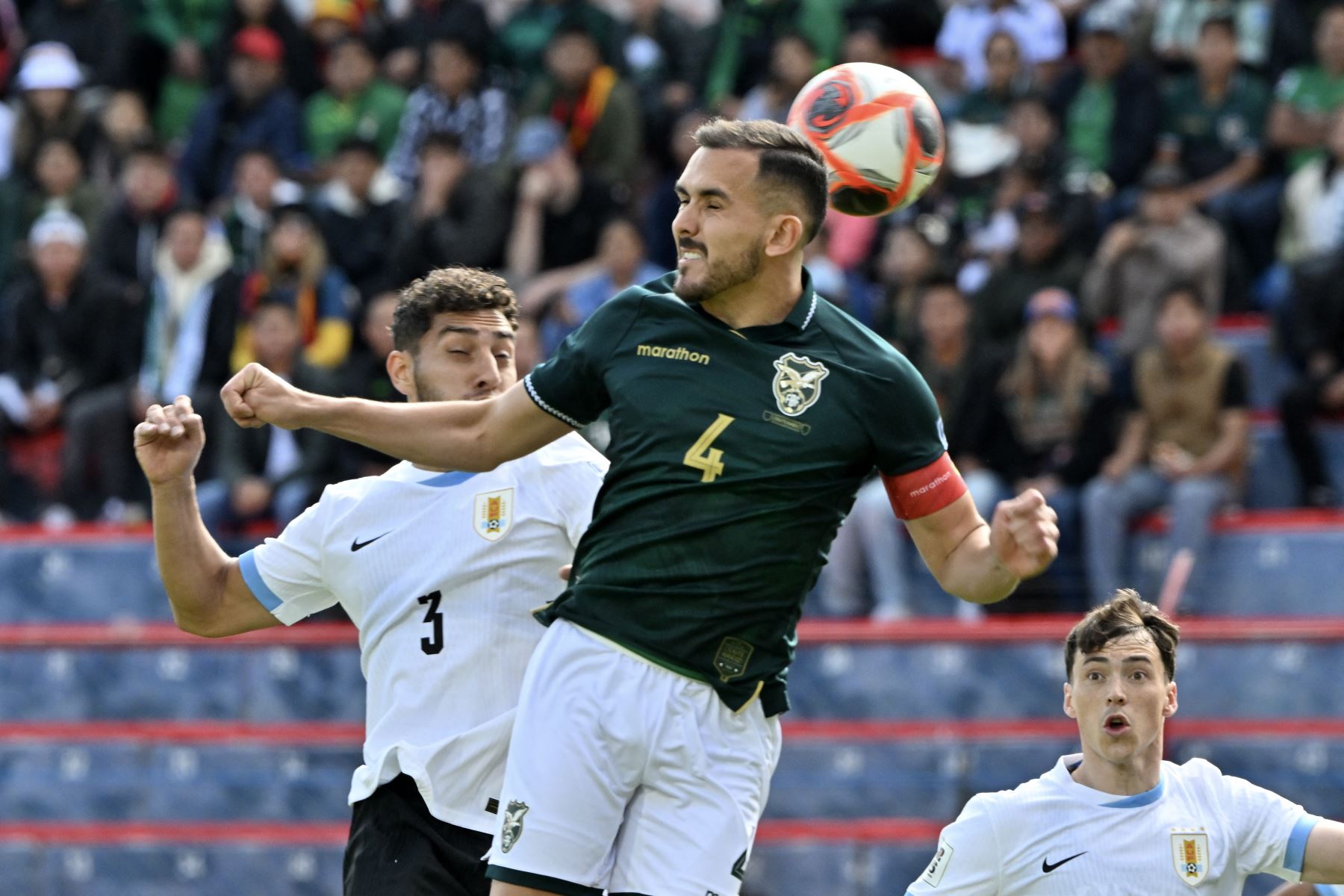 El defensa uruguayo, Sebastián Cáceres y el defensor boliviano, Luis Haquin saltan para cabecear el balón y superar al delantero uruguayo , Federico Viñas durante el partido de clasificación sudamericana para la Copa Mundial de la FIFA 2026 entre Bolivia y Uruguay en el estadio Municipal de El Alto en El Alto, Bolivia.
Foto: AFP